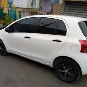 Affordable Toyota Yaris 2008 White for Sale in Cameroon – Reliable, Automatic, Full Options